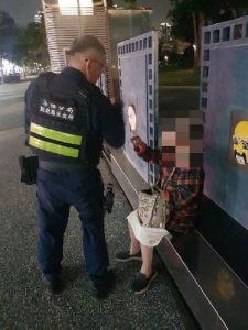 老婦散步迷途遇寒風 凱旋警即刻載返家