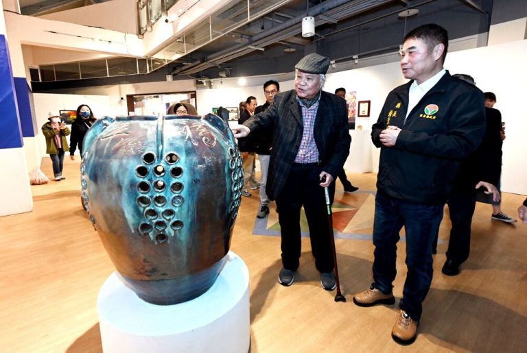 李茂宗特展登場 鍾東錦讚苗栗之光