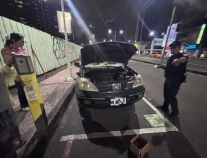 車拋錨困路邊 凱旋暖警出手助民順利返家