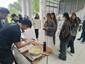 慈大經管系學生擺攤做生意 驗證流通管理所學