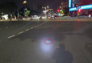 騎車手機掉落不知去向 熱心警細查路面成功找回