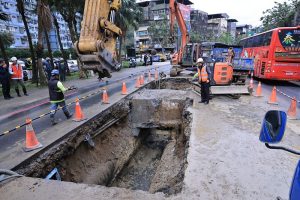 麥金路自來水幹管爆裂 謝國樑到場關切