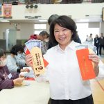 黃敏惠視察加碼普發6千現金 市民開心領現金