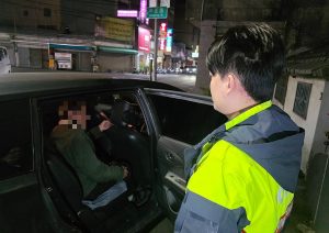失智翁夜牽單車誤闖車道 豐警即刻化解危機