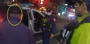 潭北警即時救助路倒七旬老翁