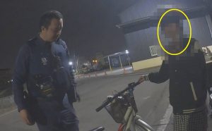 少女補習下課遇故障 馬岡警暖修腳踏車