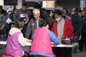 南投市公所媒合企業發放愛心物資