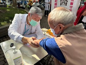 南投醫院仁壽公園義診暖心守護弱勢健康