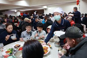 基隆冬令發放圍爐 揚善青年展青春活力