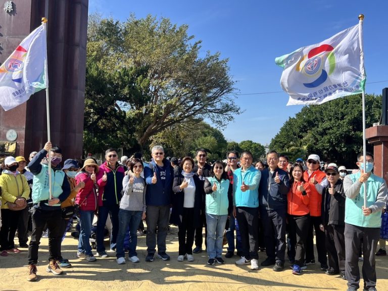 台電彰化區處拔蘿蔔 員眷享受田園風光