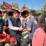 姜淋煌學甲鎮安宮參拜 發放「金馬伍吉」一元小紅包