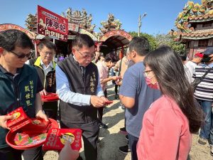 姜淋煌學甲鎮安宮參拜 發放「金馬伍吉」一元小紅包