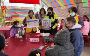 豐原警結合寒冬送暖 宣導防詐