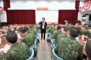 王惠美前往台南知義營區探視彰化子弟兵