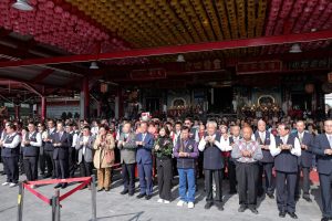 天顯宮祝壽場面熱烈 邱佩琳發紅包