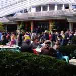 靜思精舍邀照顧戶圍爐 席開200桌逾千人暖心迎新春