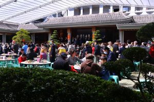 靜思精舍邀照顧戶圍爐 席開200桌逾千人暖心迎新春