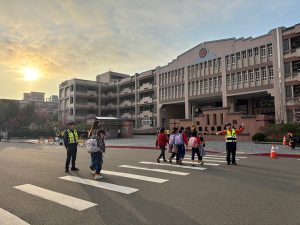 苗警出動150警力暖心護童平安上學