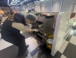 三民區某餐廳員工掃地粉塵污染 疑涉食安疑慮 衛局派員稽查
