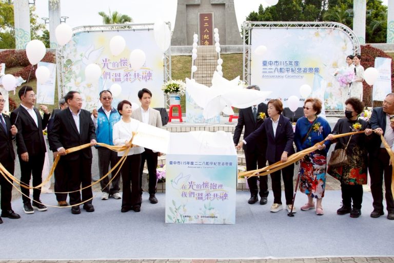 二二八追思會 盧市長獻百合祝福