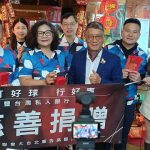 連續11年 善心人士仁愛市場前發送愛心便當