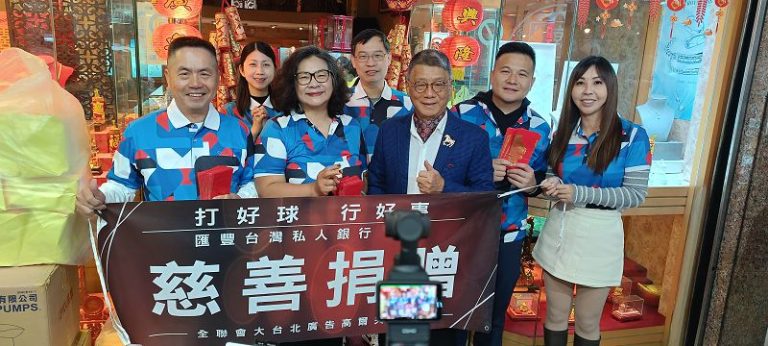 連續11年 善心人士仁愛市場前發送愛心便當