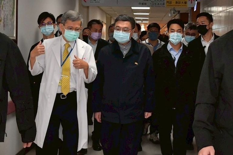 卓榮泰赴高榮探視澎縣長陳光復期盼早日康復