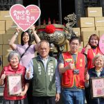 邱莉莉攜南廠保安宮捐逾千包刀削麵