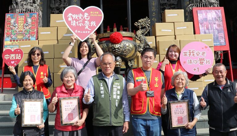 邱莉莉攜南廠保安宮捐逾千包刀削麵