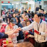 南門市場辦年貨人潮踴躍 張善政發福袋向攤商民眾拜早年