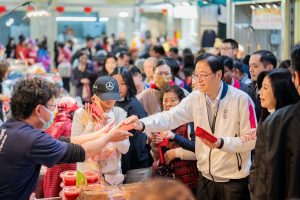 南門市場辦年貨人潮踴躍 張善政發福袋向攤商民眾拜早年