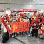 高大師生攜手高捷、通安宮與仁壽宮 揮毫贈春聯