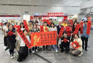 高大師生攜手高捷、通安宮與仁壽宮 揮毫贈春聯