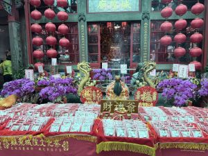 年初四 基隆護國城隍廟發放「城隍爺五元平安發財金」