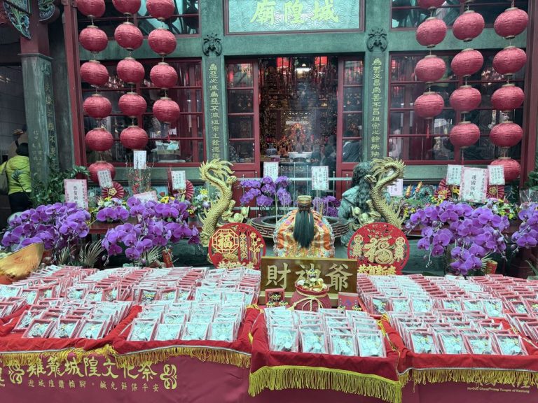 年初四 基隆護國城隍廟發放「城隍爺五元平安發財金」