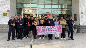 學甲分局攜毓婕溫暖送愛弱勢戶