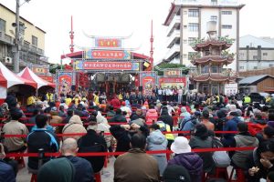 學甲慈濟宮大年初一開基保生二大帝加持保生金幣啟運及新春大紅包摸彩活動熱鬧登場