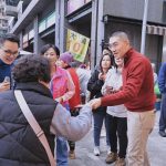 謝國樑走訪傳統市場發紅包拜早年