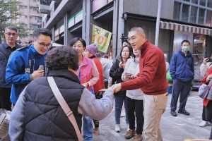 謝國樑走訪傳統市場發紅包拜早年