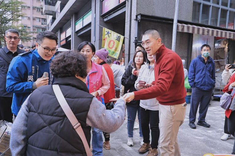 謝國樑走訪傳統市場發紅包拜早年