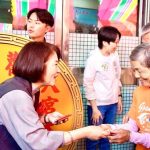 年初一排隊人龍現身屏東　周春米「瑞馬春騰」紅包秒成焦點