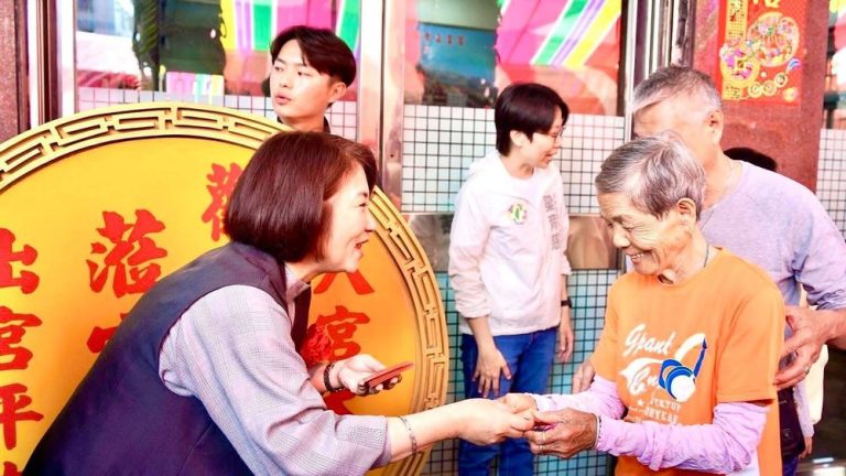 年初一排隊人龍現身屏東　周春米「瑞馬春騰」紅包秒成焦點