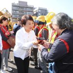 慰勞環保英雄 盧秀燕致贈加菜金