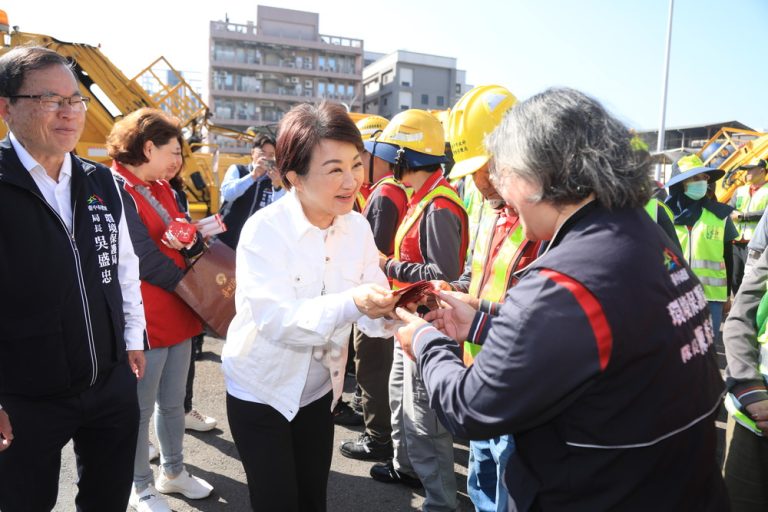 慰勞環保英雄 盧秀燕致贈加菜金