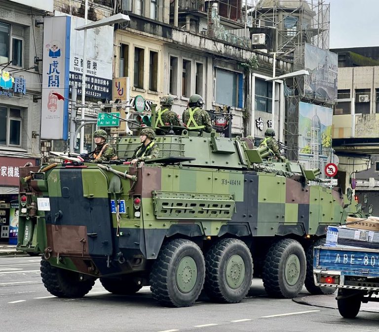 【幽湖閒話】大道上的裝甲車∕李伯元