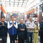 張善政初二訪南崁五福宮參香發福袋　祈願桃園平安順遂