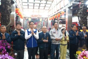 張善政初二訪南崁五福宮參香發福袋　祈願桃園平安順遂