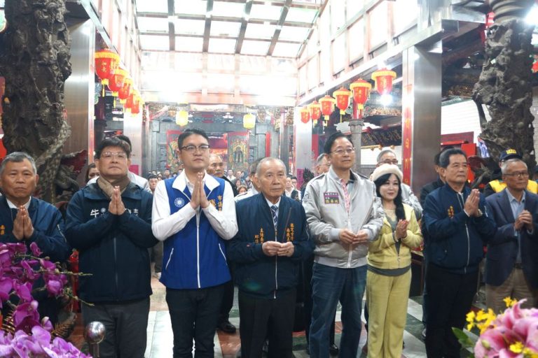 張善政初二訪南崁五福宮參香發福袋　祈願桃園平安順遂