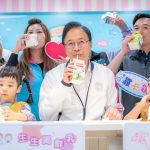 生生喝鮮乳 張善政視察兌領系統