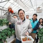 張善政走春採草莓 邀體驗在地農業魅力